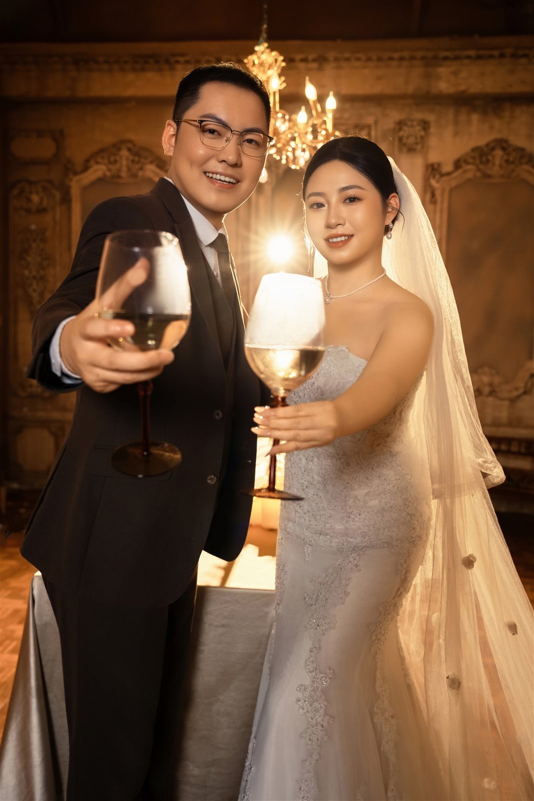 王靖涵与曹健举杯，期待亲友到来