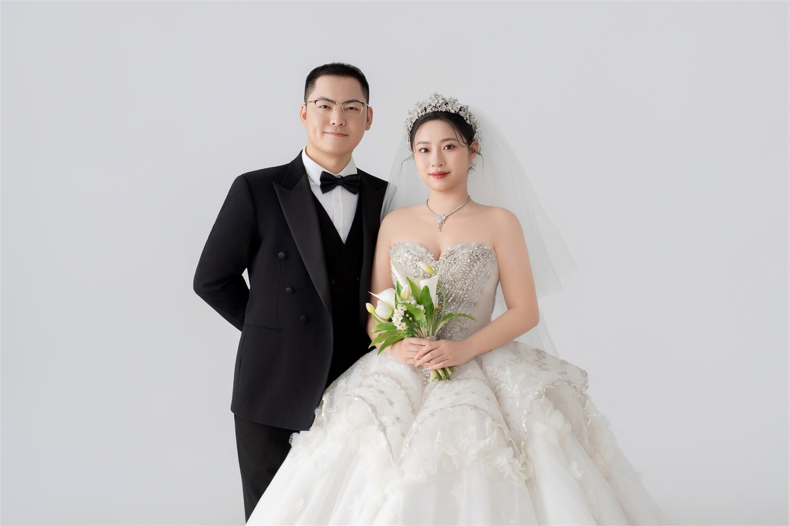 两人的正式白纱婚纱合照